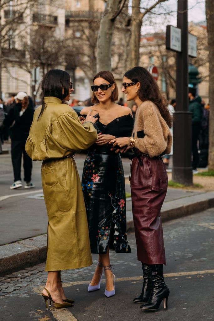 Consultora de imagem analisando tecidos em um ateliê de moda